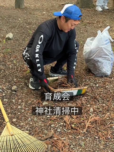 地域の清掃活動に参加する保坂ひろと